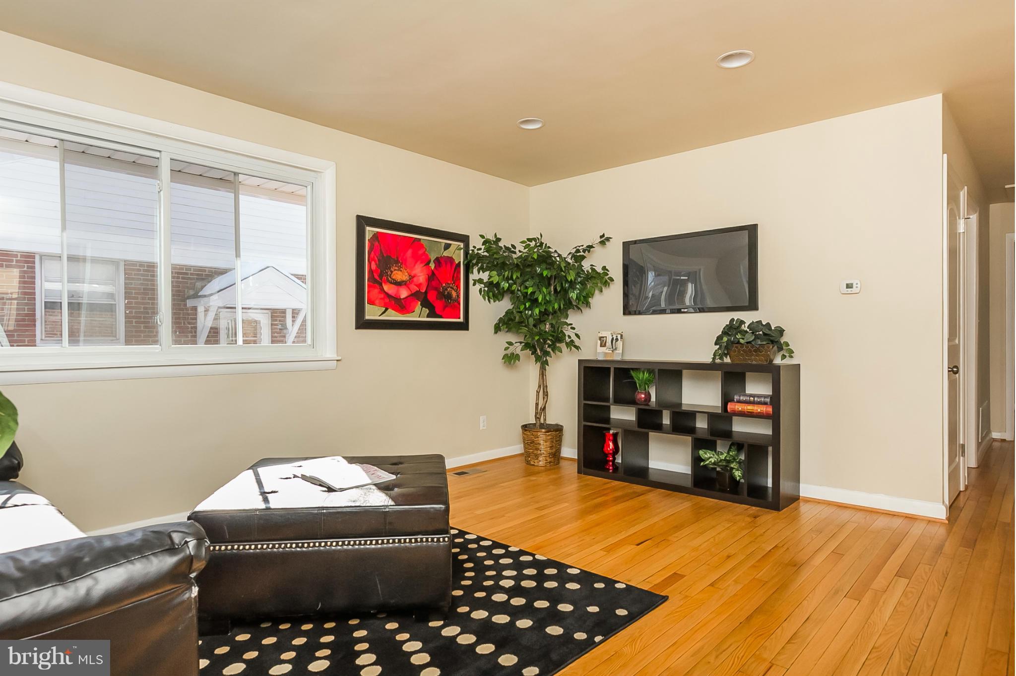 3218 Fairview Road Baltimore, MD 21207 - Photo 6 of 30 Living Room