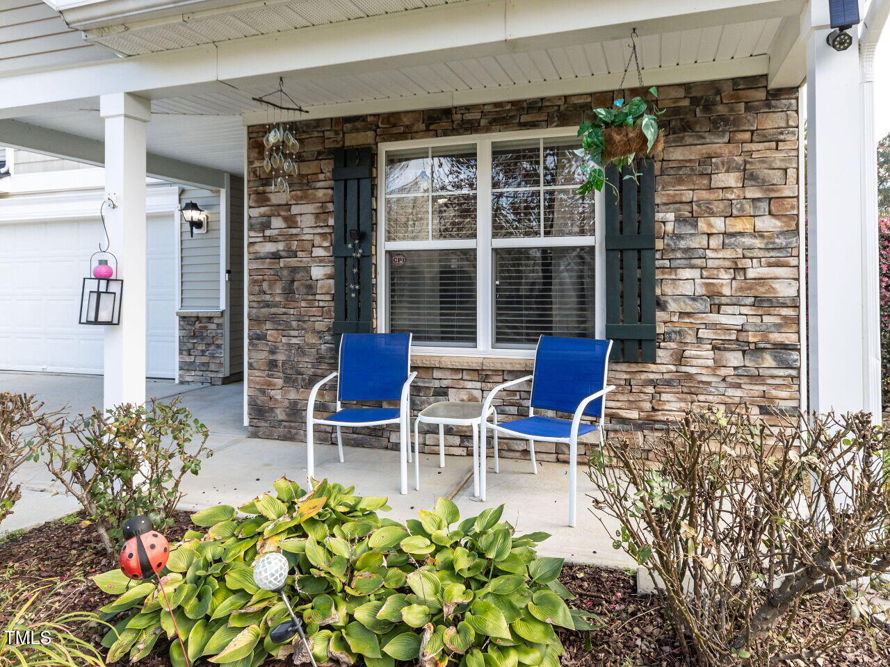 004-1280x960-front-porch