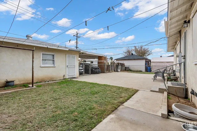 a house view with a outdoor space