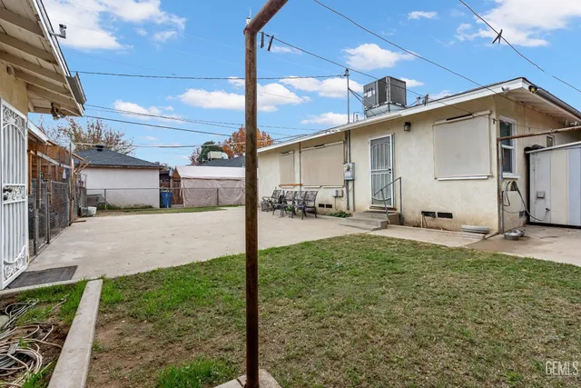 a view of a back yard of the house