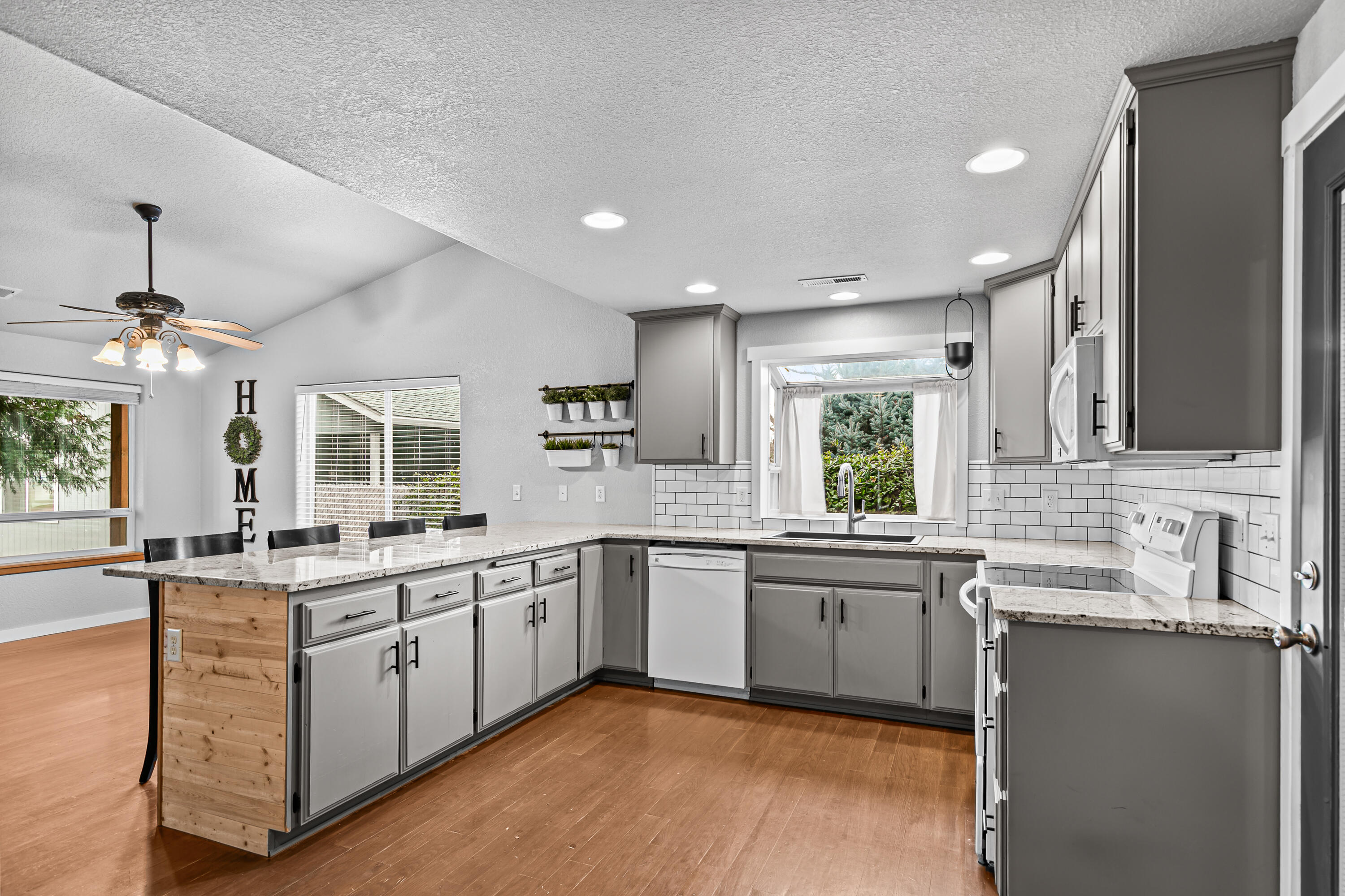 388 Crystal Drive Eagle Point, OR 97524 - Photo 14 of 35 14