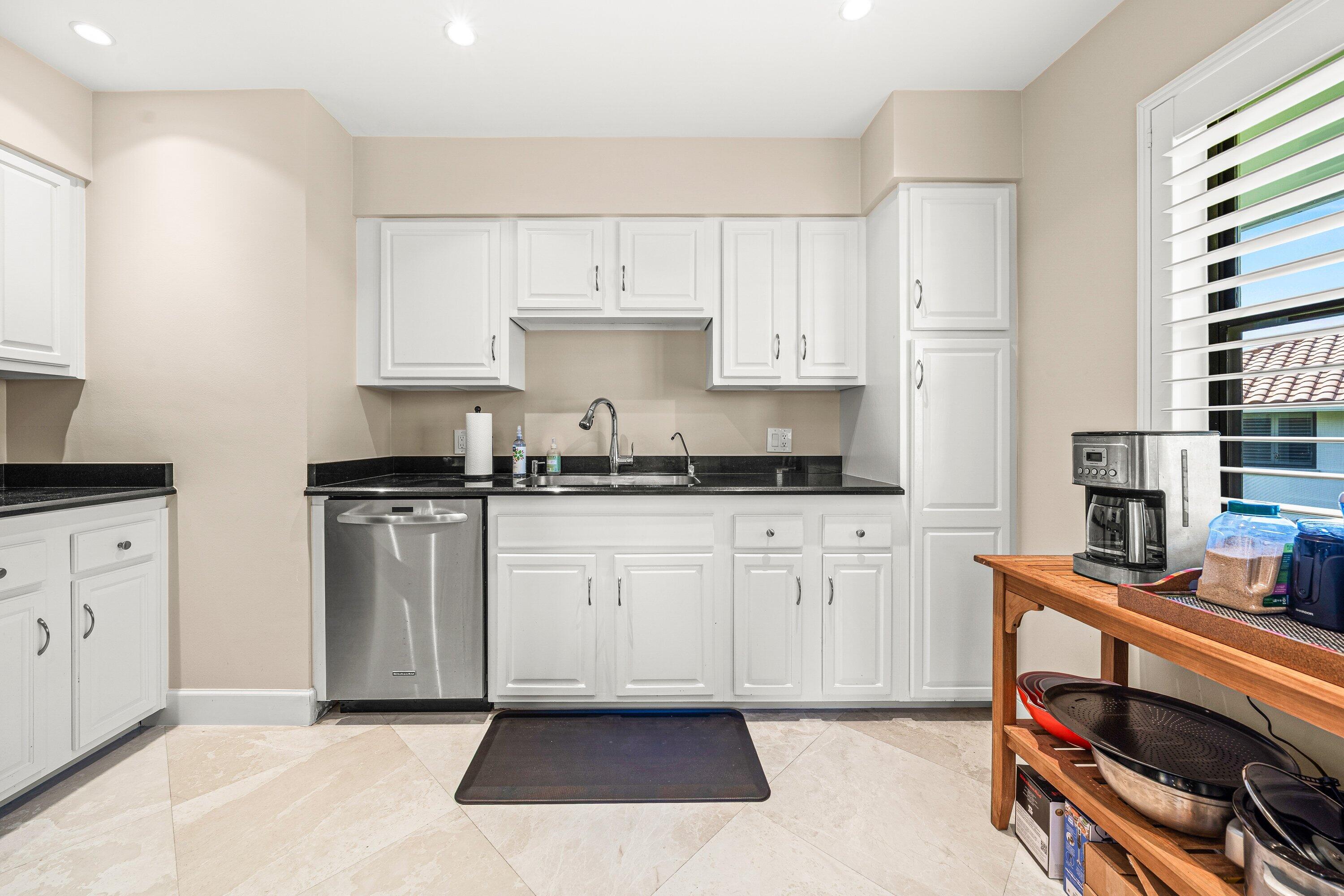 10221 Quail Covey Road, Unit HIBISCUS S Boynton Beach, FL 33436 - Photo 12 of 60 Kitchen