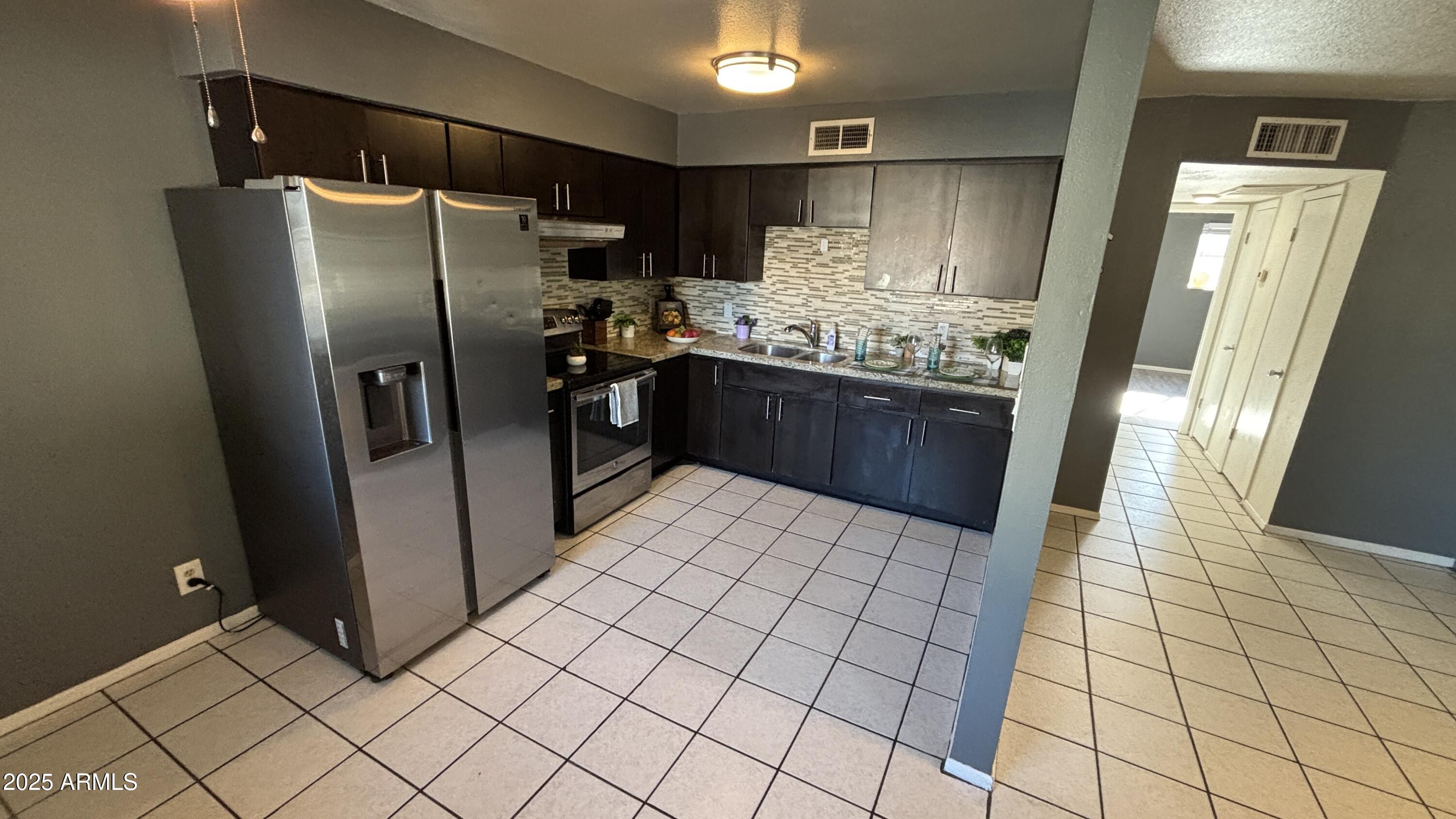 3626 North 37th Street, Unit 8 Phoenix, AZ 85018 - Photo 4 of 15 IMG_2019