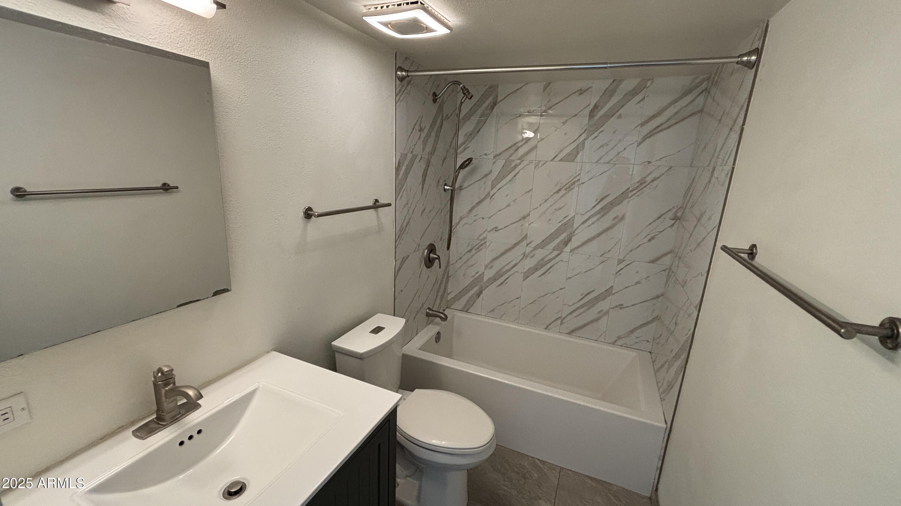 3626 North 37th Street, Unit 8 Phoenix, AZ 85018 - Photo 7 of 15 IMG_2024