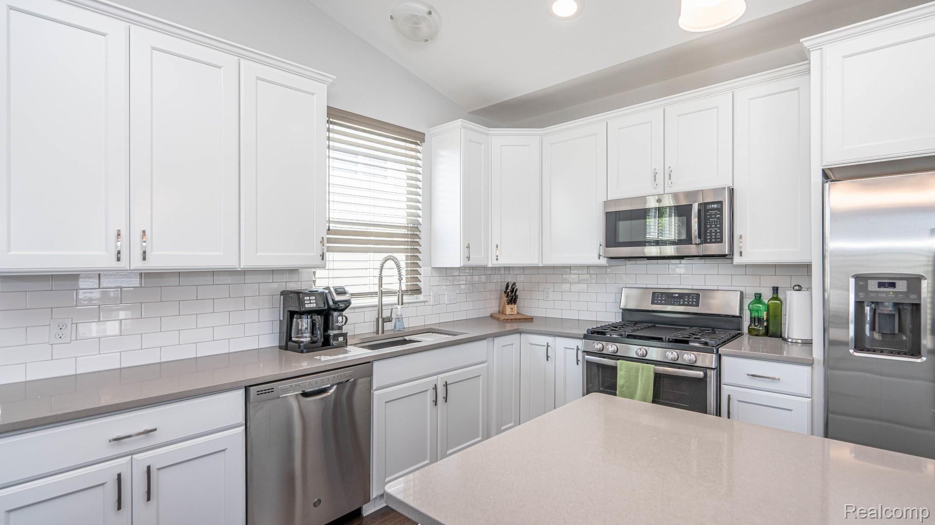 2560 Massoit Road Royal Oak, MI 48073 - Photo 22 of 65 059_63.jpg