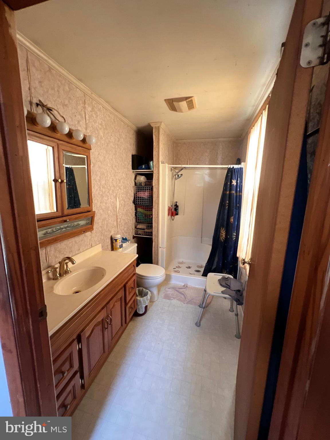 737 Philadelphia Avenue Reading, PA 19607 - Photo 10 of 16 First Floor Full Bath
