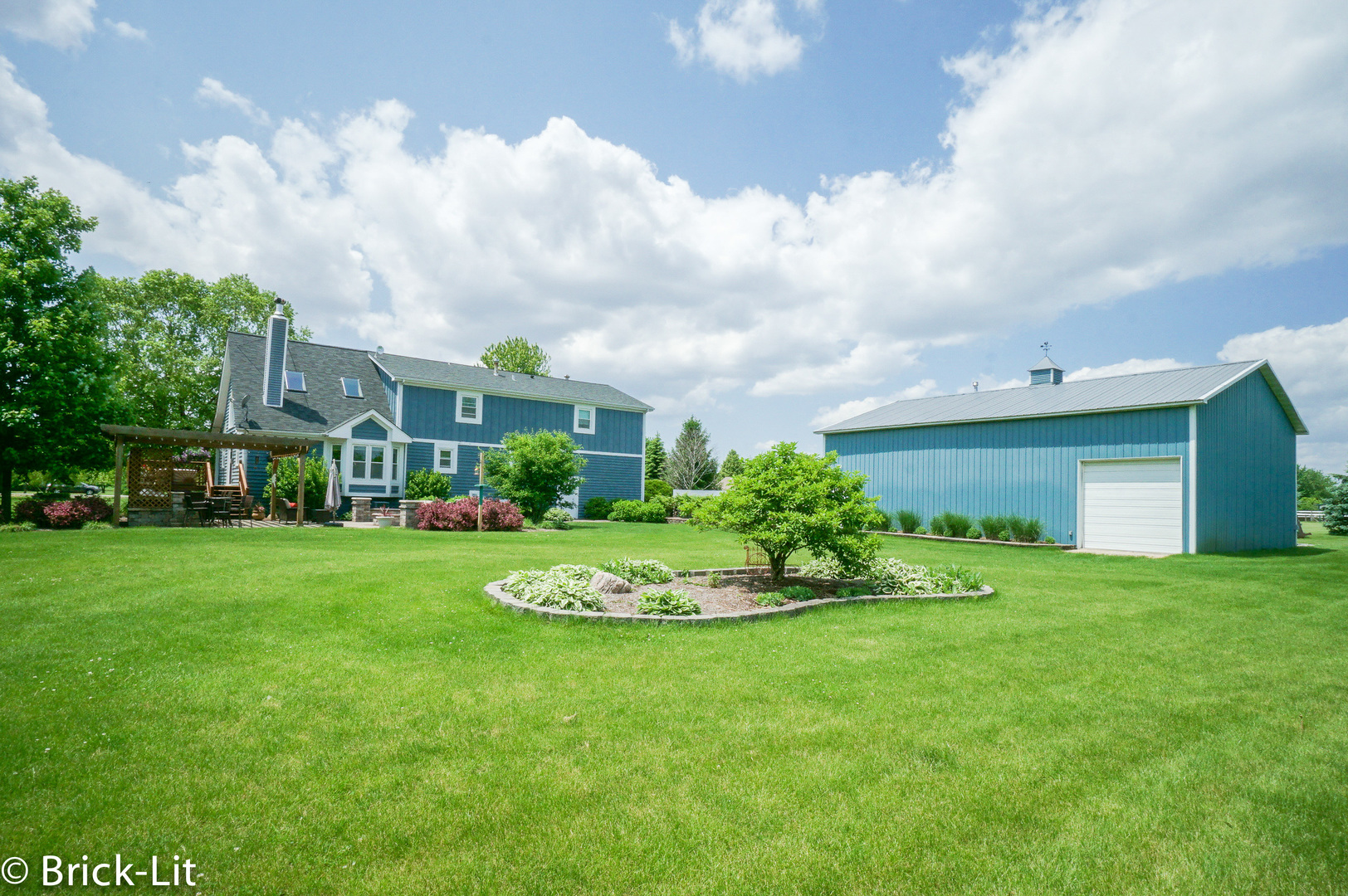 23959 South Schoolhouse Road Manhattan, IL 60442 - Photo 6 of 31 a front view of a house with garden