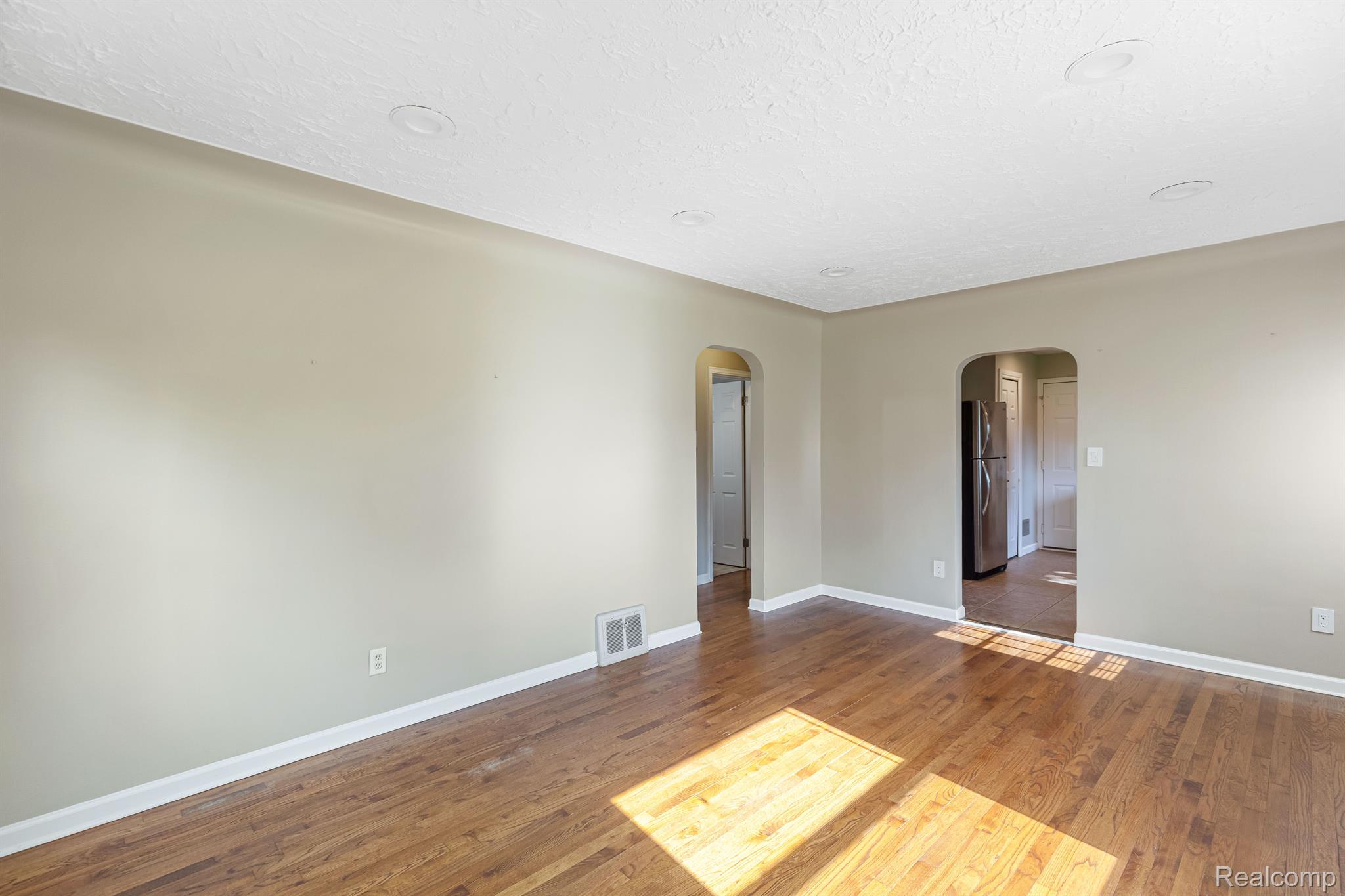 47101 Frederick Road Utica, MI 48317 - Photo 4 of 30 Gallery Image 4