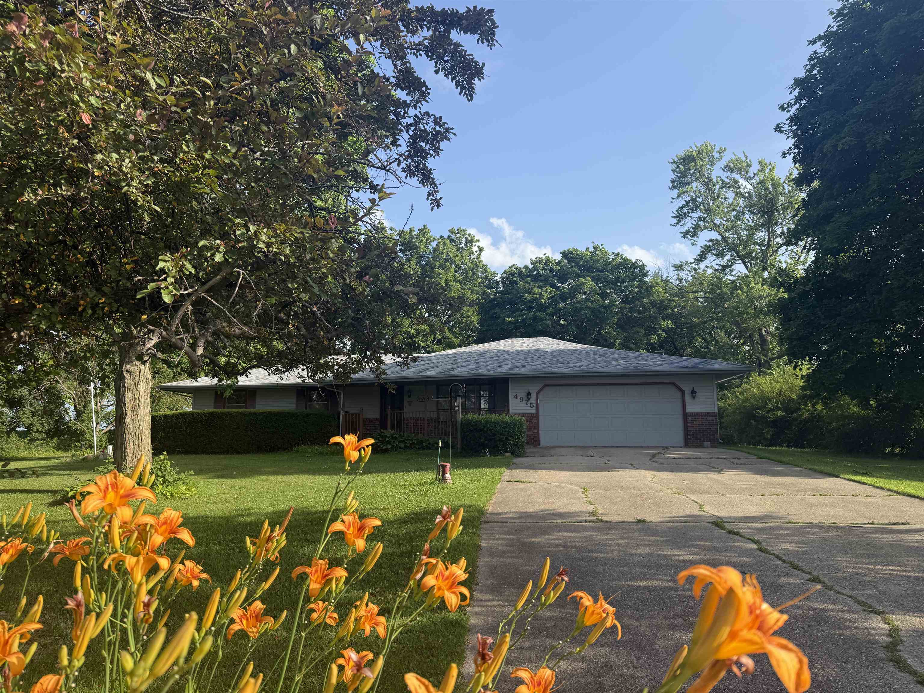 4975 Blackhawk Road Rockford, IL 61109 - Photo 1 of 26