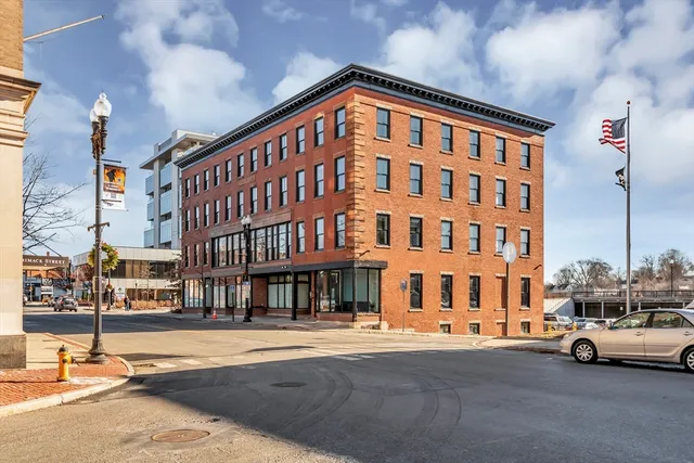 $1,900 | 200 Merrimack Street, Unit 202, Haverhill, MA 01830