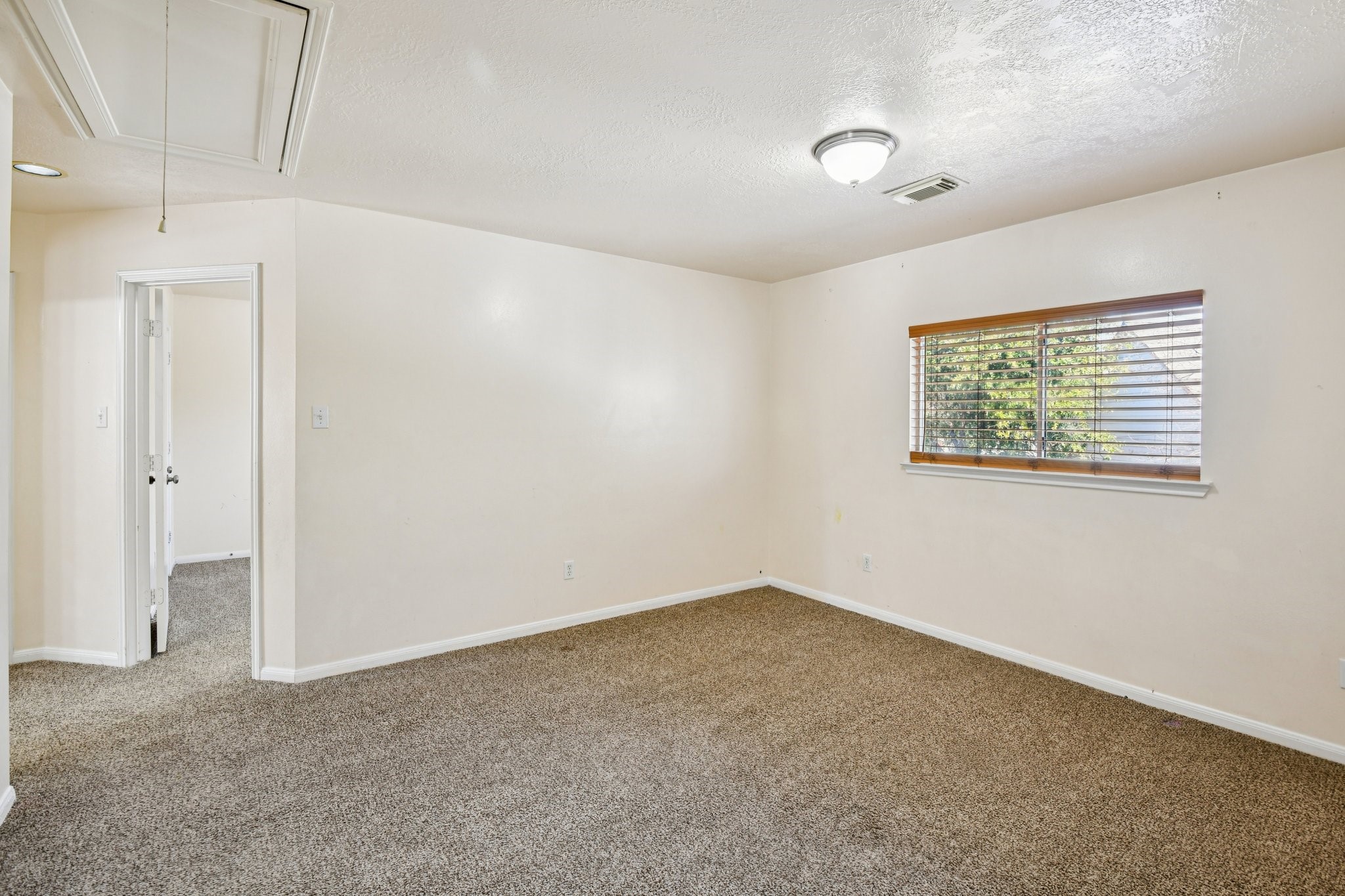 12270 Cobbs Creek Road Houston, TX 77067 - Photo 20 of 42 an empty room with windows