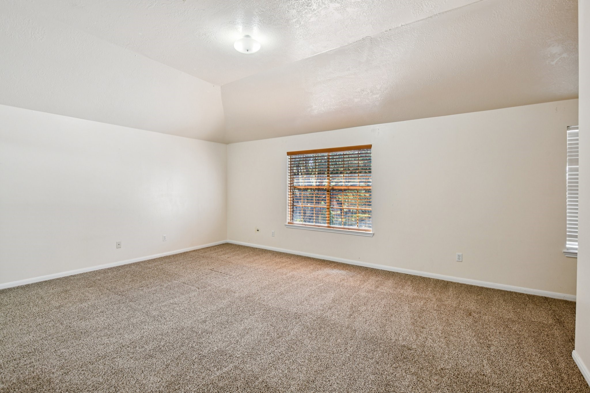 12270 Cobbs Creek Road Houston, TX 77067 - Photo 31 of 42 an empty room with windows