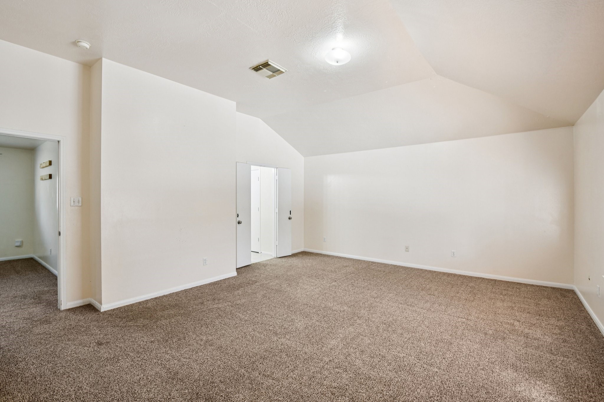 12270 Cobbs Creek Road Houston, TX 77067 - Photo 34 of 42 an empty room with an entryway