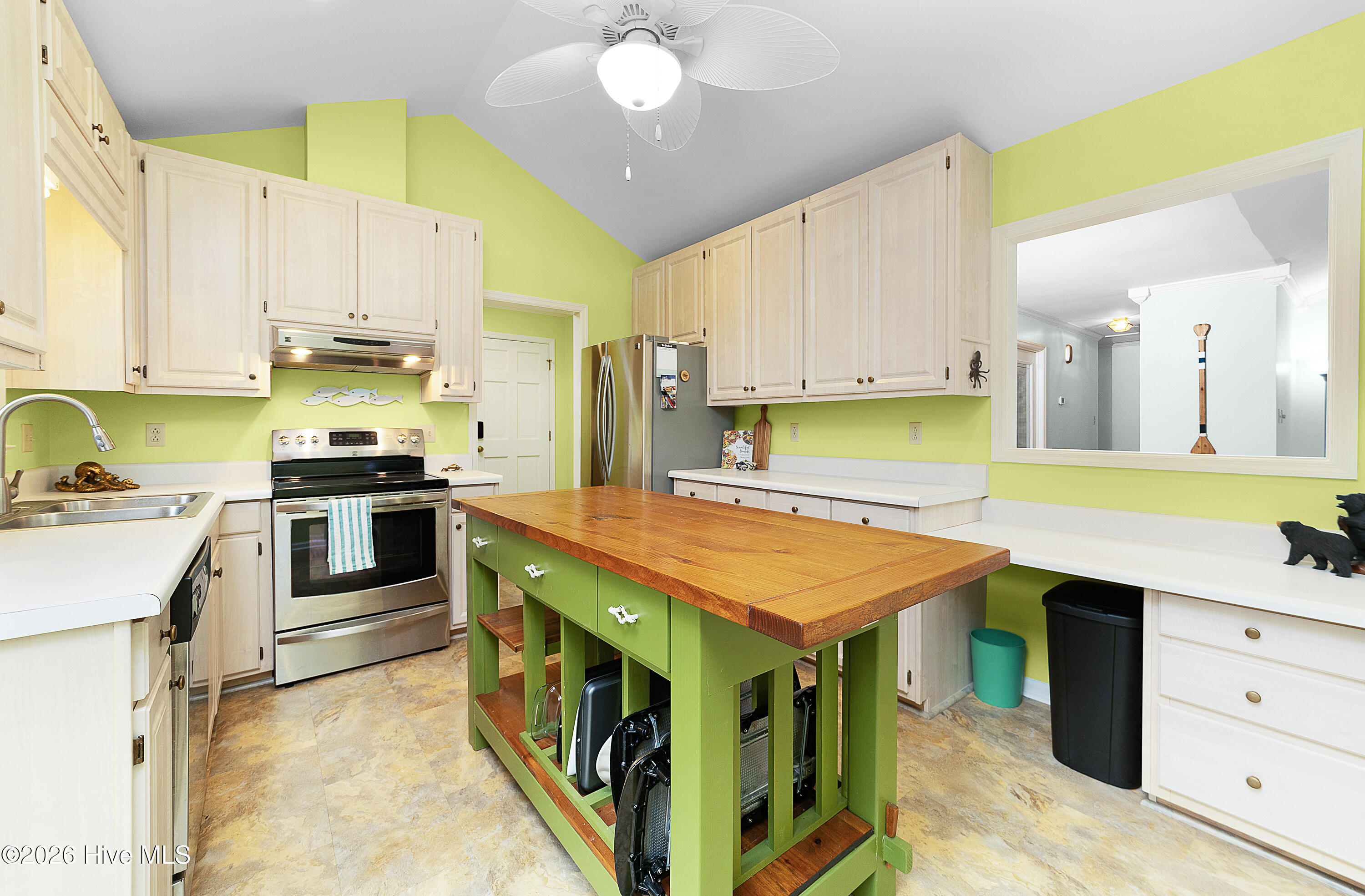 104 Outrigger Road New Bern, NC 28562 - Photo 7 of 41 Kitchen