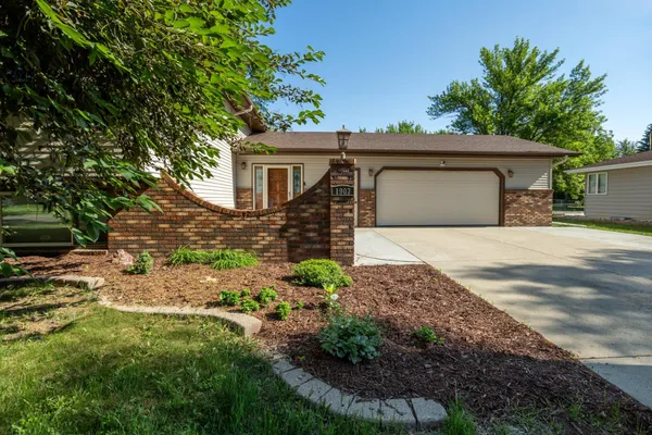 $400,000 | 1907 25 1/2 Avenue South, Fargo, ND 58103