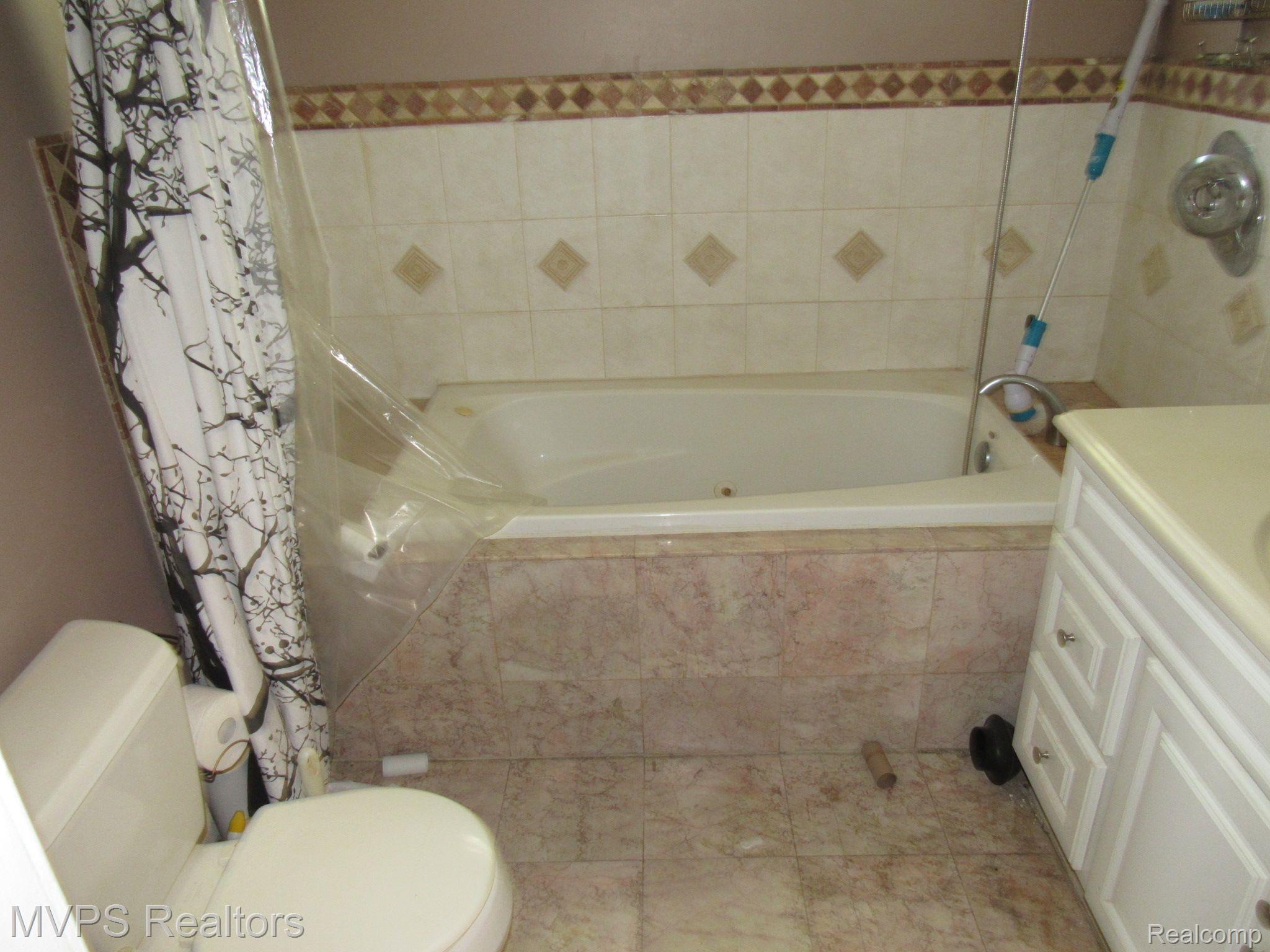 18320 East 10 Mile Road Eastpointe, MI 48021 - Photo 15 of 17