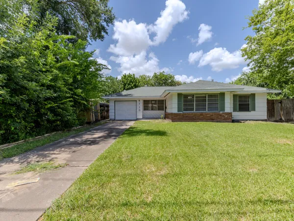 $2,300 | 4710 Glenmont Street, Bellaire, TX 77401