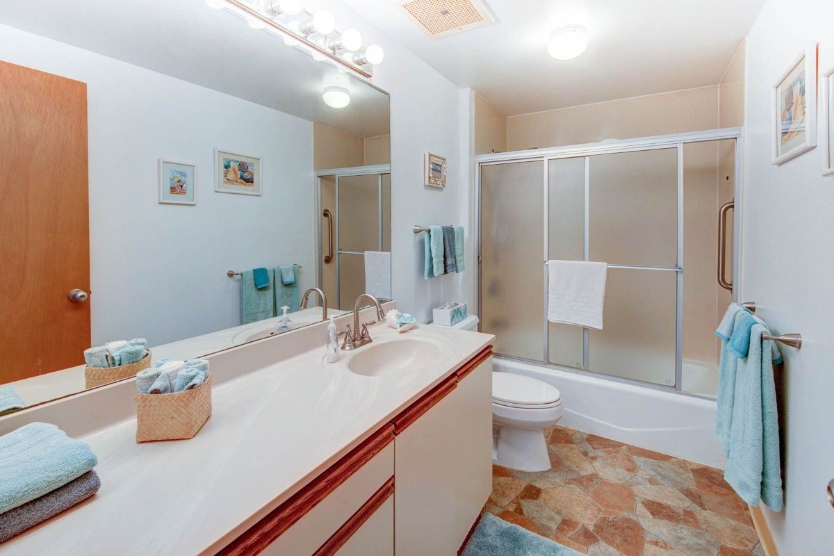 320 Papaloa Road, Unit 213 Kapaa, HI 96746 - Photo 9 of 25 a bathroom with a sink toilet and shower