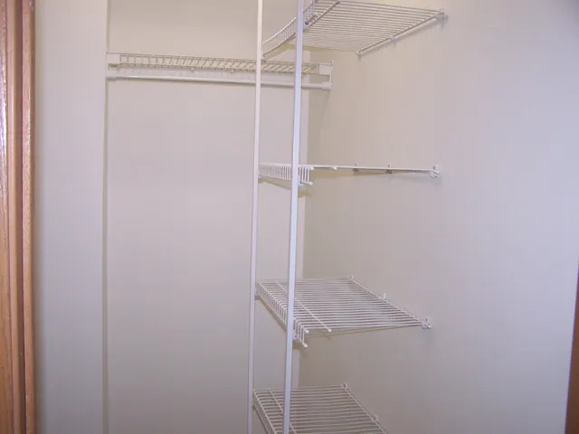 $138,000 | 4302 West Shamrock Lane, Unit 2G, McHenry, IL 60050