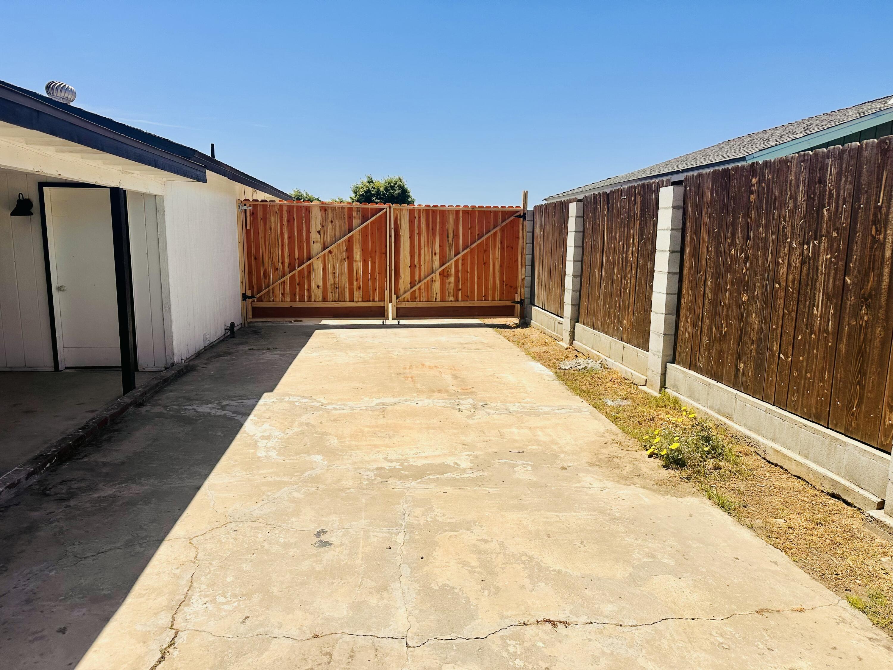 30880 Farr Road Visalia, CA 93291 - Photo 23 of 27 a view of backyard with tub
