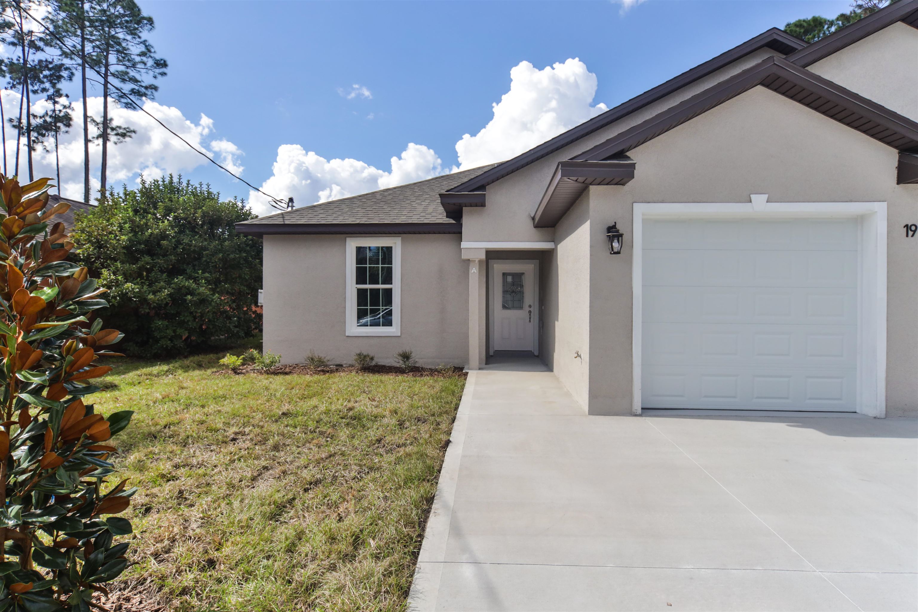 9 Seton Place Palm Coast, FL 32164 - Photo 6 of 37 a house view with a outdoor space