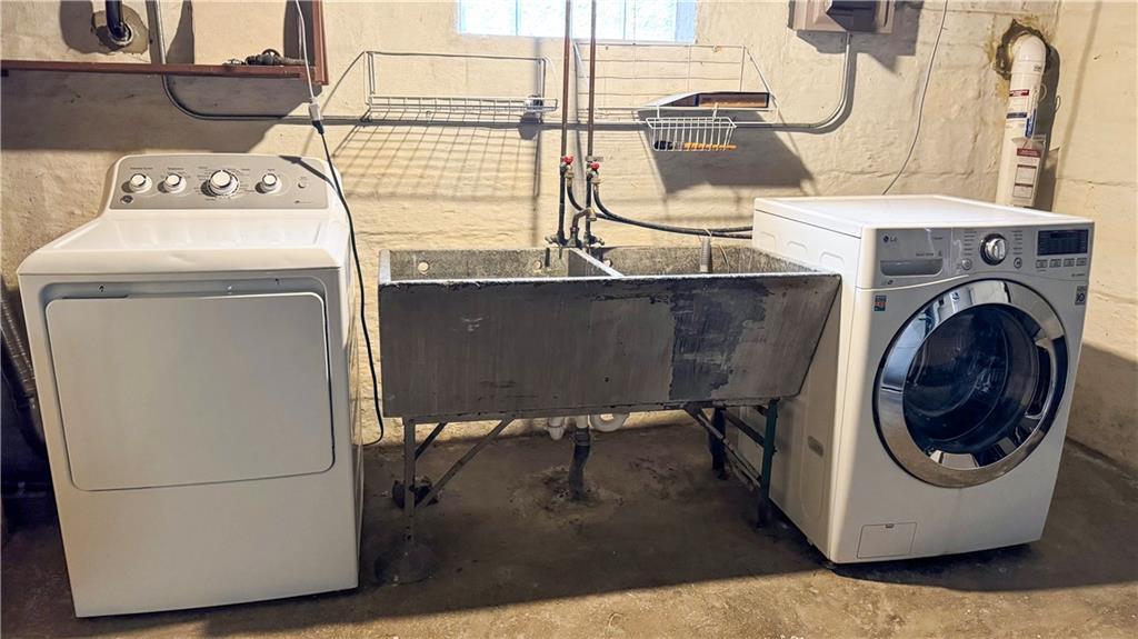 1601 Aurelius Avenue Pittsburgh, PA 15218 - Photo 18 of 30 a utility room with dryer and washer