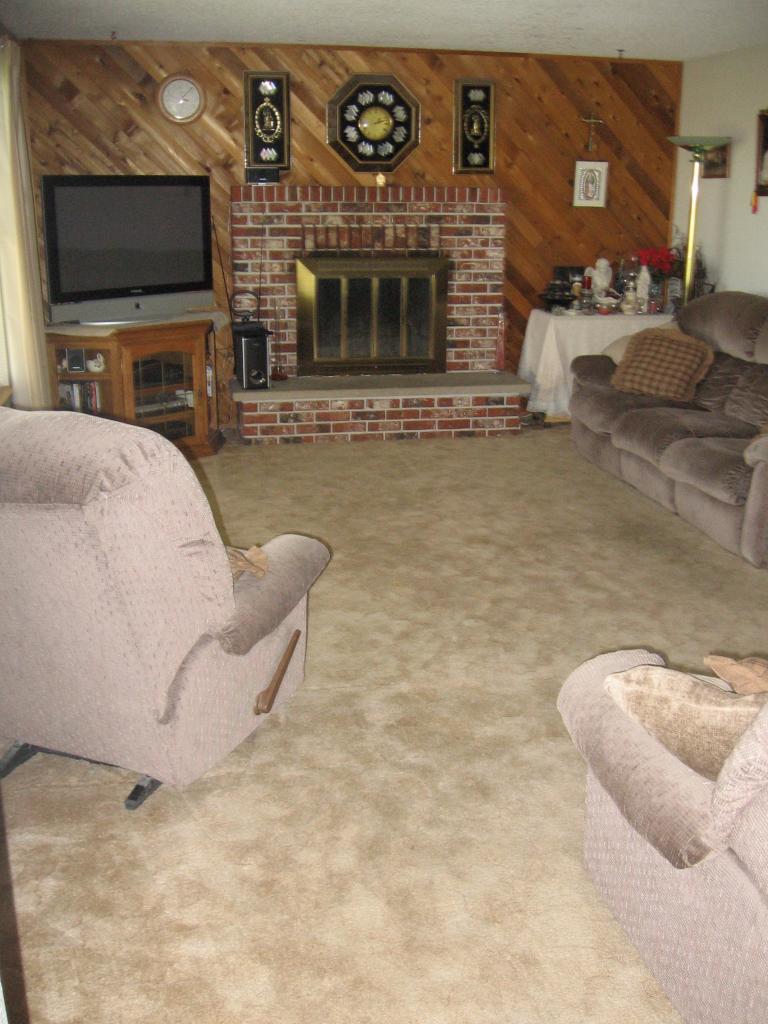2411 Lateral 1 Road Wapato, WA 98951 - Photo 2 of 12 a living room with furniture and a flat screen tv
