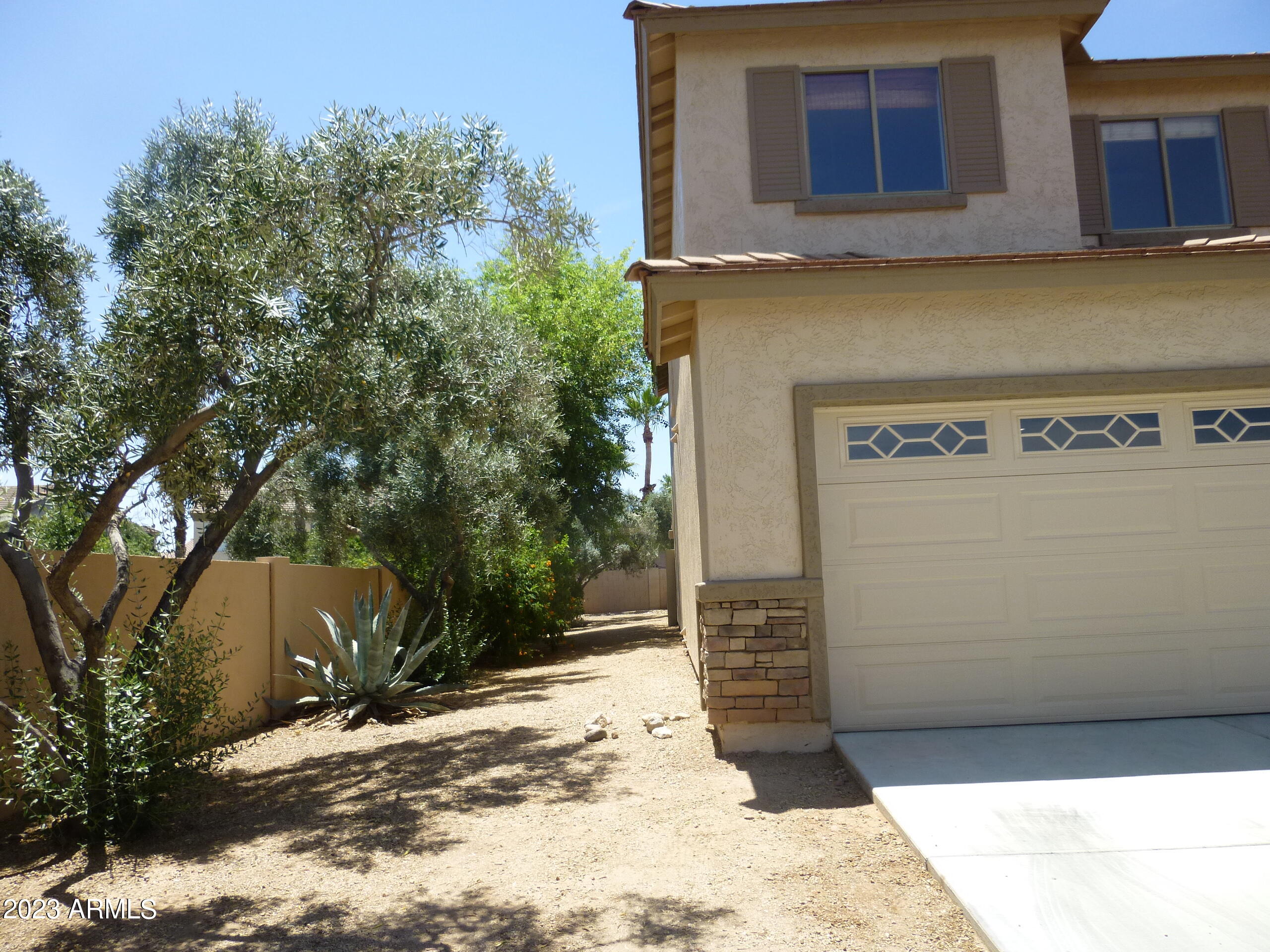 964 South Racine Lane Gilbert, AZ 85296 - Photo 4 of 35 side yard
