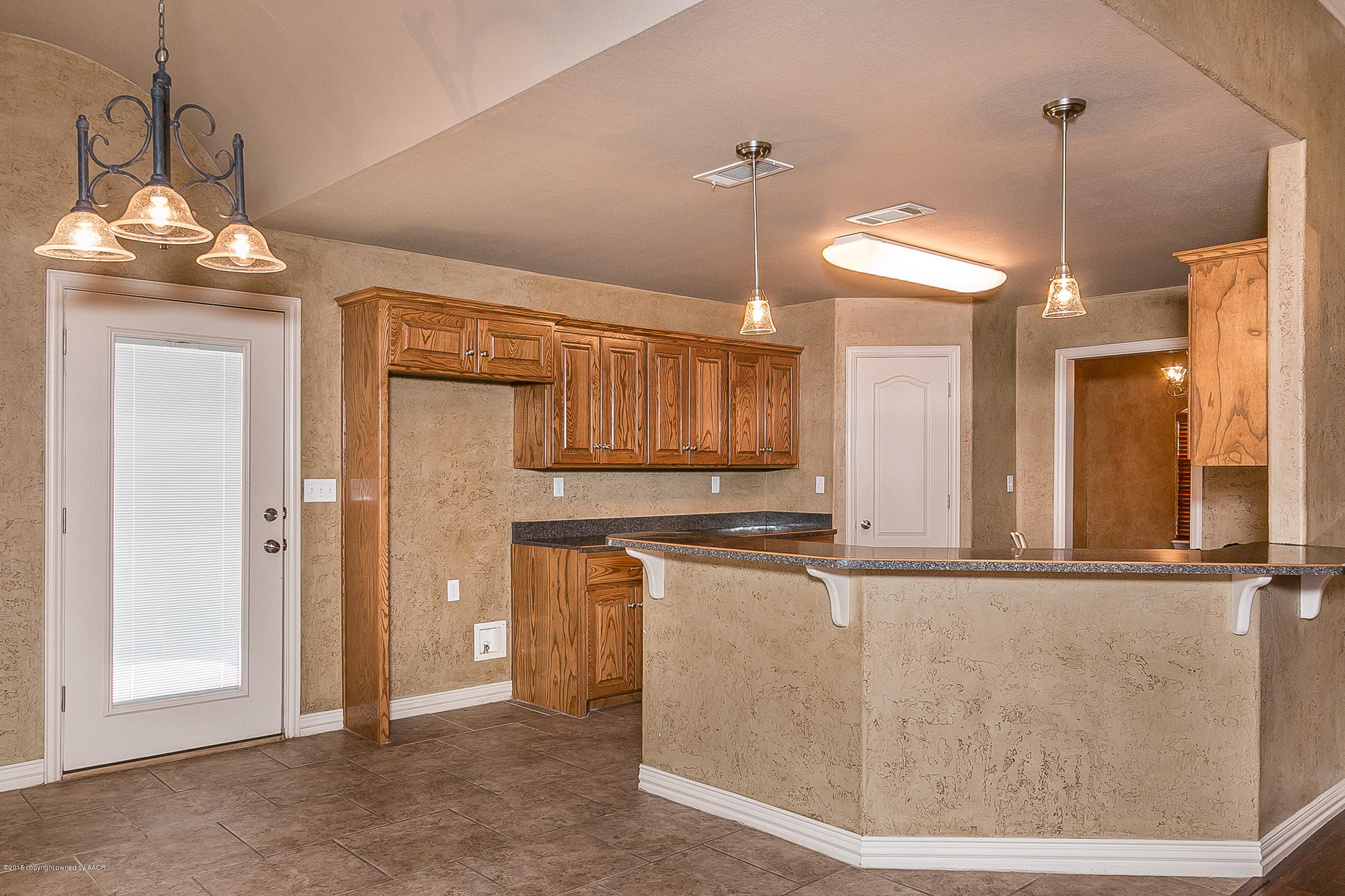 006_Breakfast Bar and Kitchen.jpg