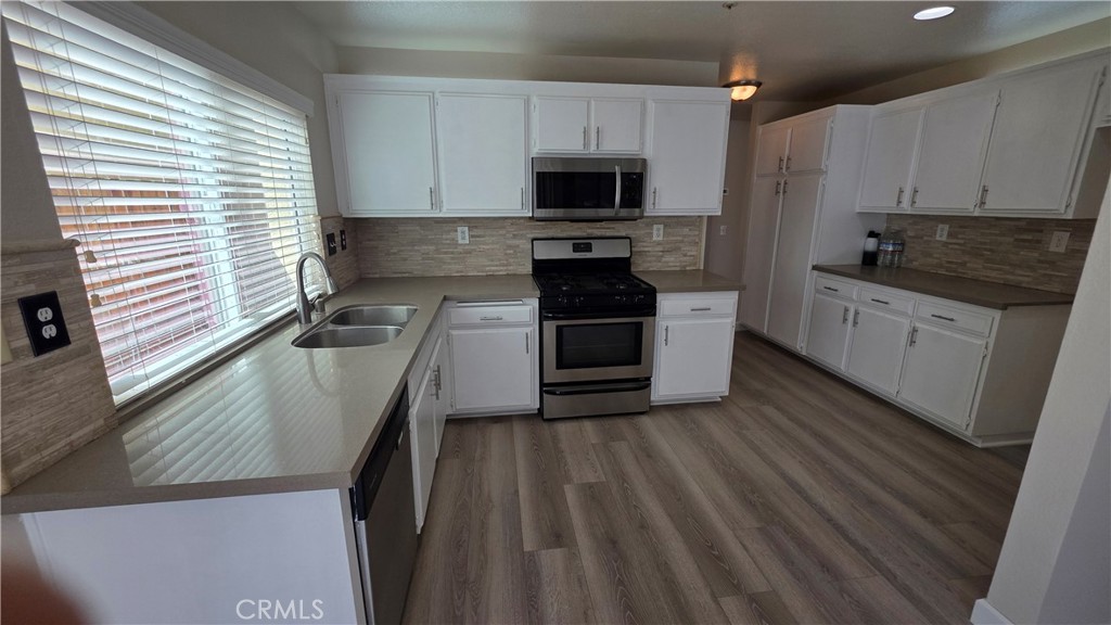 15577 Castellion Road Fontana, CA 92337 - Photo 10 of 38 Kitchen