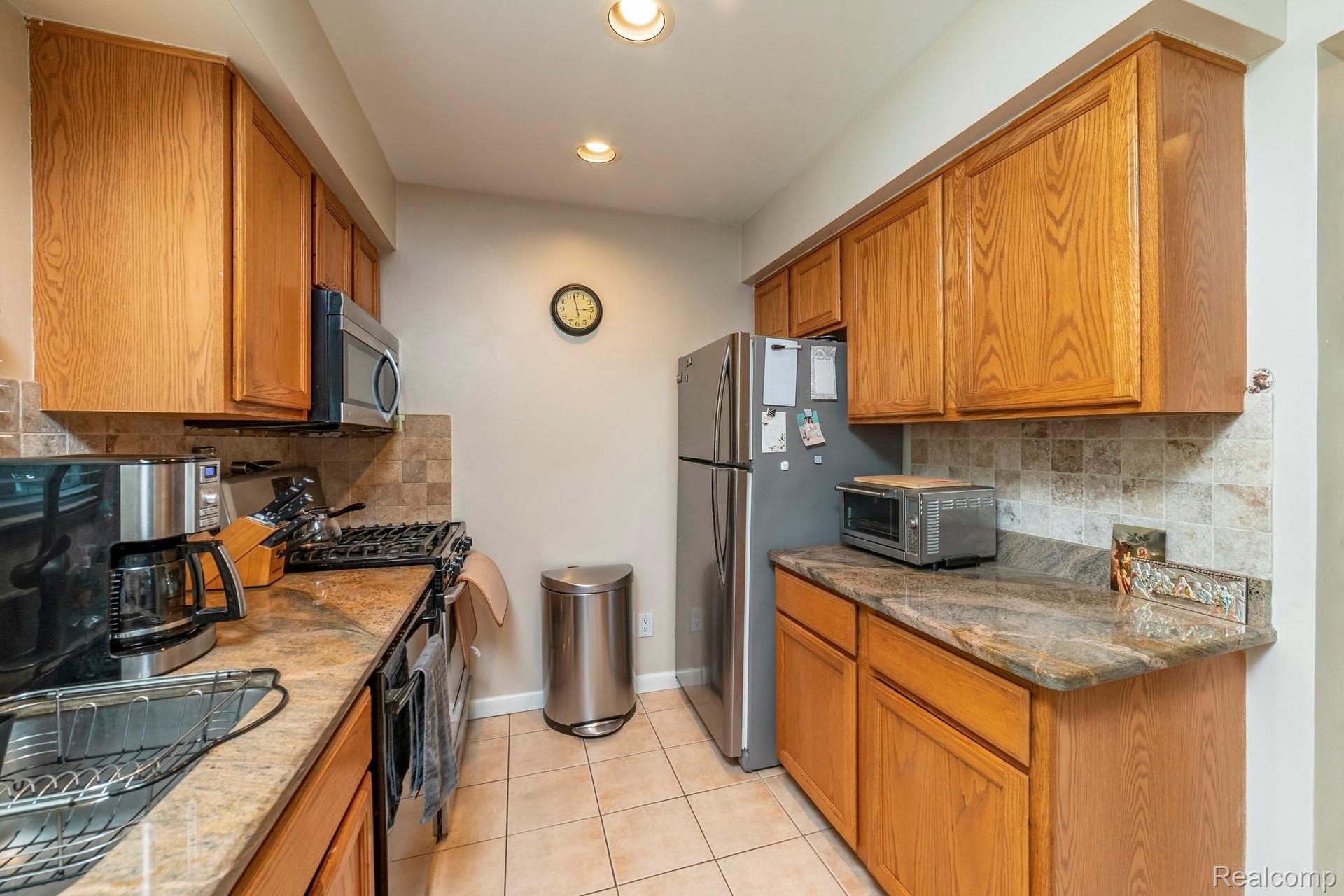 485 Miller Avenue Rochester, MI 48307 - Photo 8 of 19 STAINLESS STEEL APPLIANCES