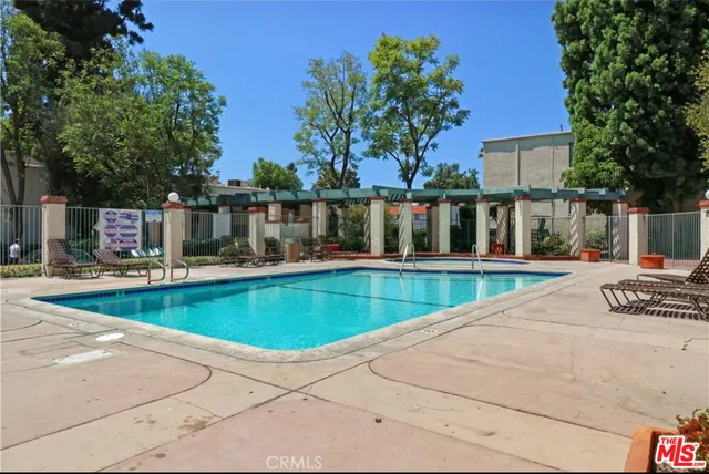 $525,000 | 5700 Etiwanda Avenue, Unit 135, Tarzana, CA 91356