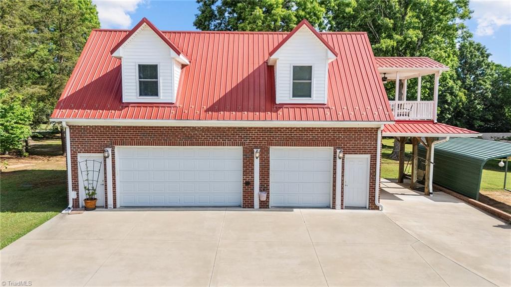 4024 Rural Retreat Road Burlington, NC 27215 - Photo 14 of 50 Detached 3 car garage W/efficiency apartment