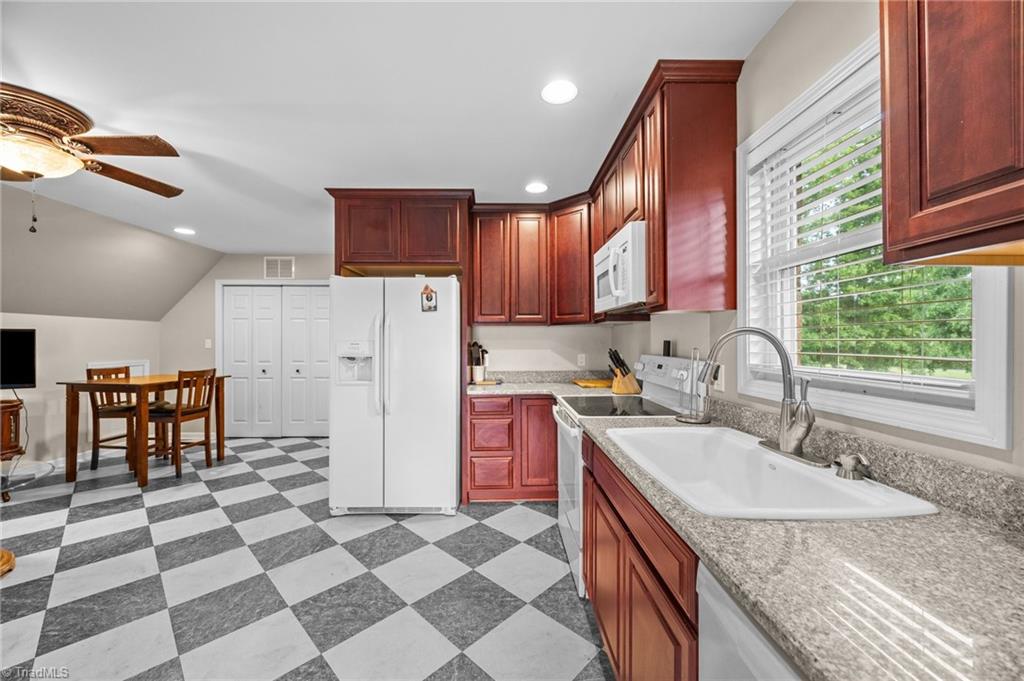 4024 Rural Retreat Road Burlington, NC 27215 - Photo 43 of 50 Efficiency Apartment Kitchen