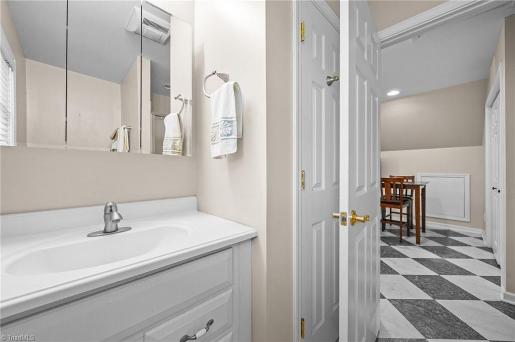 4024 Rural Retreat Road Burlington, NC 27215 - Photo 45 of 50 Apartment Bath