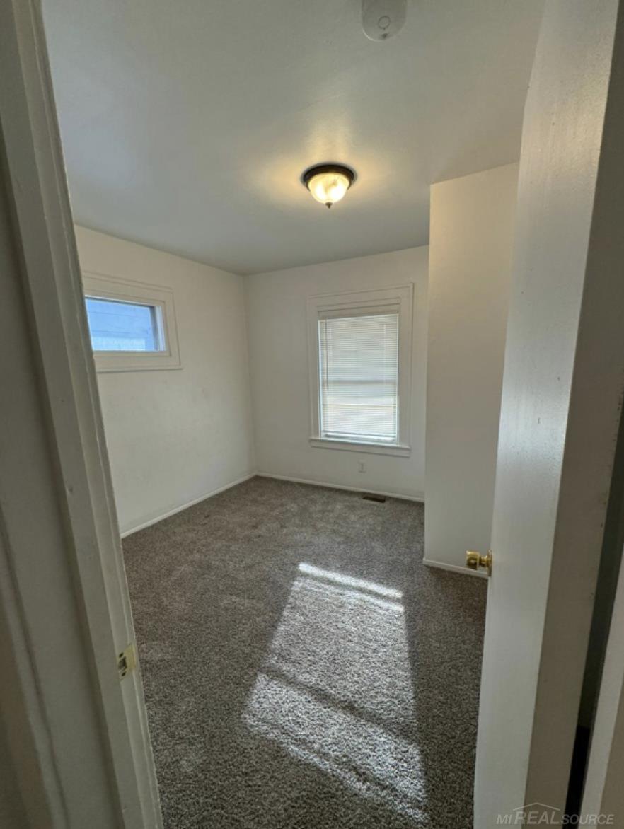 8101 Rivard Avenue Warren, MI 48089 - Photo 7 of 17 50196757-6a23470a-5539-4ecc-871b-0795c5a7bb58.JPG