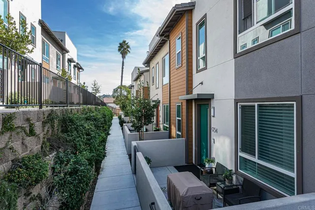 $670,000 | 958 Foxwood Lane, Vista, CA 92081