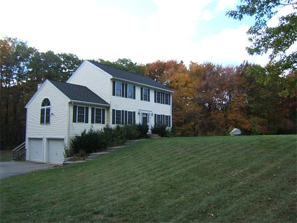 a view of a yard in front of house