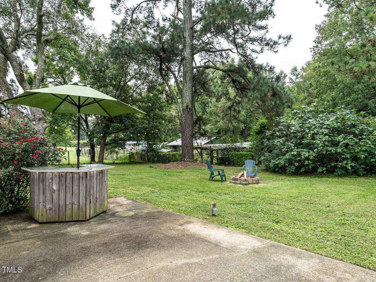 7800 White Oak Road Garner, NC 27529 - Photo 31 of 37 a view of a garden with wooden fence