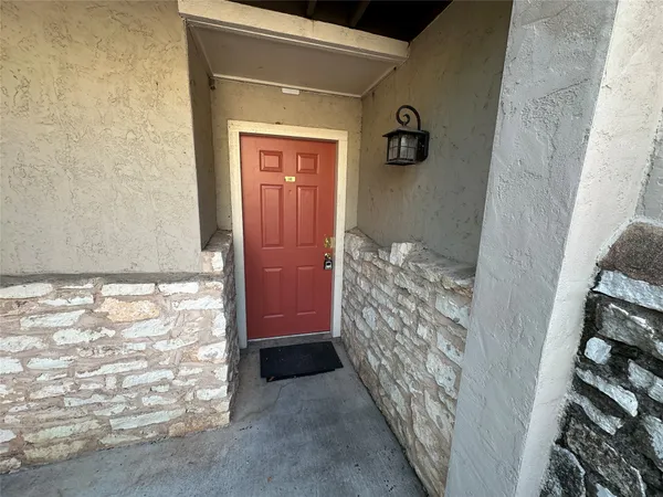 $1,095 | 6810 Deatonhill Drive, Unit 116, Austin, TX 78745