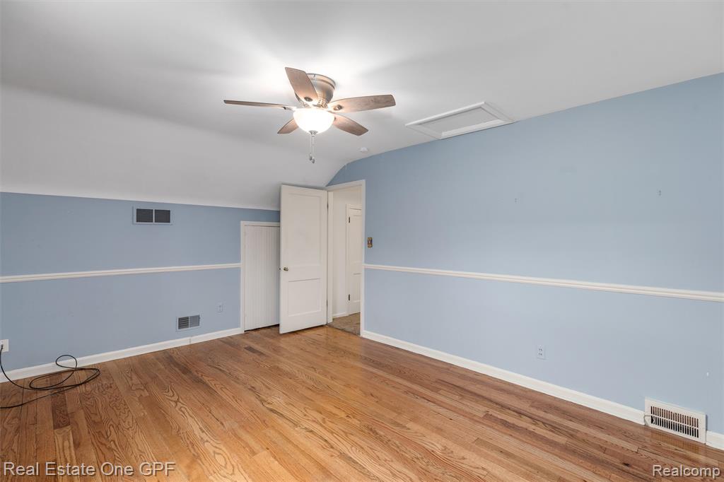 1488 Roslyn Road Grosse Pointe Woods, MI 48236 - Photo 22 of 40