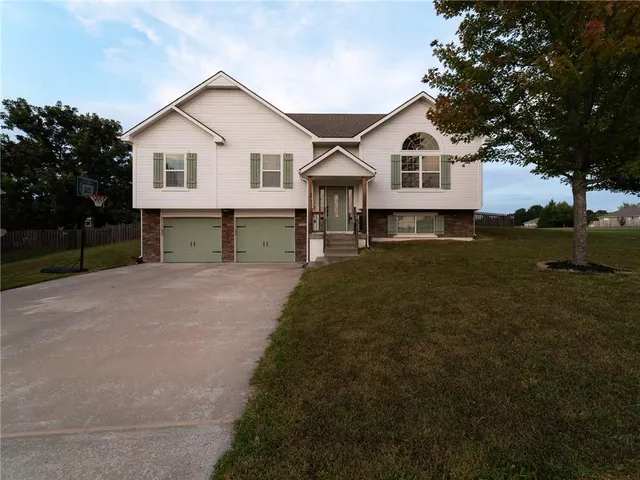 $368,800 | 1112 Carlisle Drive, Raymore, MO 64083