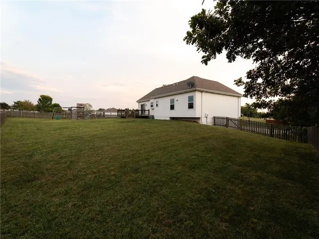 $368,800 | 1112 Carlisle Drive, Raymore, MO 64083