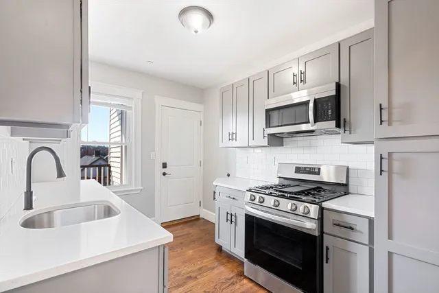 $3,100 | 10 Centre Avenue, Unit 5, Boston, MA 02124