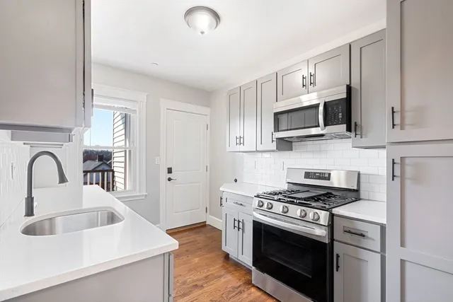 $3,100 | 10 Centre Avenue, Unit 5, Boston, MA 02124