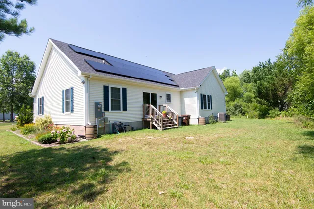 a view of a house with backyard