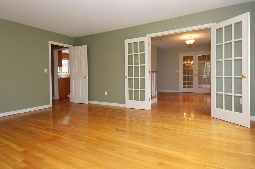 11 Elizabeth Road Hopkinton, MA 01748 - Photo 4 of 30 Gallery Image 4