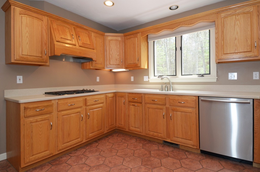 11 Elizabeth Road Hopkinton, MA 01748 - Photo 9 of 30 Gallery Image 9