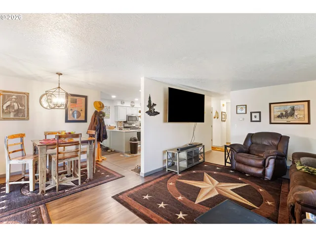 $450,000 | 2025 Northwest Delridge Avenue, Roseburg, OR 97471