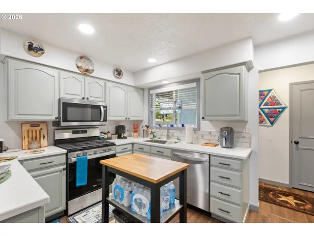 $450,000 | 2025 Northwest Delridge Avenue, Roseburg, OR 97471